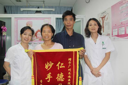 车祸痛失二子 高龄母亲圣丹福求子