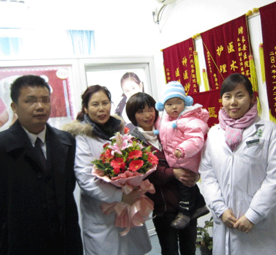 寒冬季节 不孕夫妻携女回圣丹福报喜