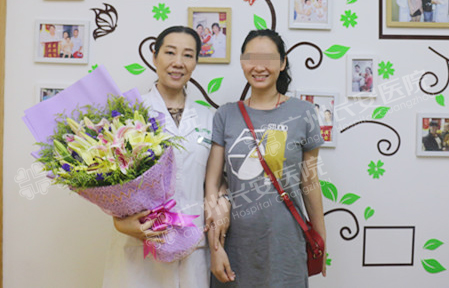 都市丽人手捧鲜花来报喜 感谢两月破除流产魔咒